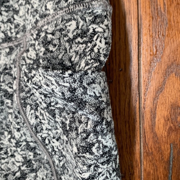 Athleta Salutation Stash 7/8 Tight Women’s Black & White Pattern Leggings Size S - Picture 3 of 10